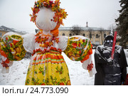 Выставка масленичных кукол "Сударыня Масленица " в сквере на улице Андропова в центре города Ярославля, Россия (2016 год). Редакционное фото, фотограф Николай Винокуров / Фотобанк Лори
