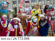 Выставка масленичных кукол "Сударыня Масленица " в сквере на улице Андропова в центре города Ярославля, Россия (2016 год). Редакционное фото, фотограф Николай Винокуров / Фотобанк Лори