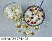 Овсяный кисель с ягодами клюквы и грецким орехом. Стоковое фото, фотограф Наталия Кузнецова / Фотобанк Лори