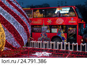 Вид на двухэтажный красный экскурсионный автобус City Sightseeing, который едет по площади Киевского Вокзала в городе Москве (2016 год). Редакционное фото, фотограф Николай Винокуров / Фотобанк Лори
