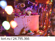 Посылочный ящик с новогодними игрушками. Стоковое фото, фотограф Марина Володько / Фотобанк Лори