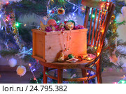 Посылочный ящик с новогодними игрушками. Стоковое фото, фотограф Марина Володько / Фотобанк Лори