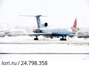 Ту-154М (бортовой RA-85684) авиакомпании "Алроса" на стоянке в Домодедове в метель (2016 год). Редакционное фото, фотограф Alexei Tavix / Фотобанк Лори