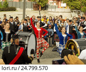 Dance during a pipes show (2016 год). Редакционное фото, фотограф Павел Кулинич / Фотобанк Лори