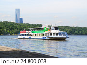 Пассажирский прогулочный теплоход «Москва-28» на Москве-реке (2012 год). Редакционное фото, фотограф Алёшина Оксана / Фотобанк Лори