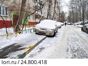 Машины, припаркованные на тротуаре во дворе жилого дома на улице Молостовых в Москве зимой (2016 год). Редакционное фото, фотограф lana1501 / Фотобанк Лори