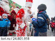 Мальчик общается с Дедом Морозом перед началом шествия Дедов Морозов на Михайловских прудах. Зеленоград, 31 декабря 2016 г. Редакционное фото, фотограф Сайганов Александр / Фотобанк Лори
