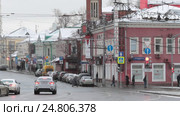 Москва, автомобили съезжают на Верхнюю Радищевскую улицу мимо театра на Таганке (2017 год). Редакционное видео, видеограф Дмитрий Неумоин / Фотобанк Лори