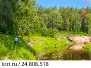Рыбак на берегу реки Каракан ( приток реки Обь ). Новосибирская область, Сибирь, Россия (2016 год). Стоковое фото, фотограф Евгений Мухортов / Фотобанк Лори