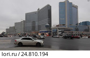 Автомобили выезжают с Новинского бульвара на Новый Арбат, город Москва (2017 год). Стоковое видео, видеограф Дмитрий Неумоин / Фотобанк Лори