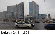 Автомобили выезжают с Новинского бульвара на Новый Арбат, город Москва. Проводка, справа на лево (2017 год). Редакционное видео, видеограф Дмитрий Неумоин / Фотобанк Лори