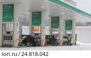 Автозаправка "bp" в Москве зимой, панорама слева на право (2017 год). Редакционное видео, видеограф Дмитрий Неумоин / Фотобанк Лори