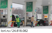 Автозаправка "bp" в Москве зимой, панорама слева на право (2017 год). Редакционное видео, видеограф Дмитрий Неумоин / Фотобанк Лори