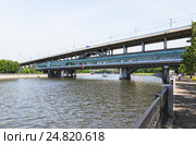 Лужнецкий двухуровневый метромост и станция метро "Воробьёвы горы" (2012 год). Стоковое фото, фотограф Алёшина Оксана / Фотобанк Лори