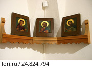 Деисус - три иконы в Красном углу. В центре икона Христа Пантократора, справа - Богоматери, слева - Иоанна Крестителя, представленных в традиционном жесте молитвенного заступничества. Фрагмент интерьера Приказной палаты конца XVII века. Псков, Кремль (2016 год). Редакционное фото, фотограф Щеголева Ольга / Фотобанк Лори