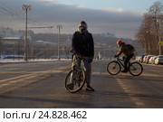 Участник Второго зимнего Московского велосипедного парада по набережным города Москвы прошел при температуре -25 градусов Цельсия (2017 год). Редакционное фото, фотограф Николай Винокуров / Фотобанк Лори