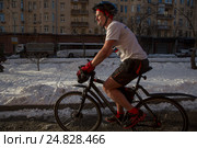 Участник Второго зимнего Московского велосипедного парада по набережным города Москвы прошел при температуре -25 градусов Цельсия (2017 год). Редакционное фото, фотограф Николай Винокуров / Фотобанк Лори