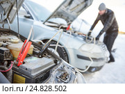 Automobile starter battery problem in winter cold weather conditions. Стоковое фото, фотограф Дмитрий Калиновский / Фотобанк Лори