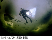Ice diving in Russian Arctic (2009 год). Редакционное фото, фотограф Некрасов Андрей / Фотобанк Лори