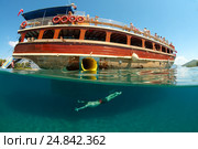Split level, man diving next to the tour boat, Cleopatra island (Sedir Island), Aegean Sea, Turkey (2011 год). Редакционное фото, фотограф Некрасов Андрей / Фотобанк Лори