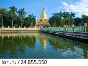 Буддистский храм Maha Wizaya Pagoda солнечным днем. Вид со стороны пруда. Янгон, Мьянма (2016 год). Стоковое фото, фотограф Виктор Карасев / Фотобанк Лори