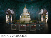 YANGON, MYANMAR - DECEMBER 17, 2016: The interior of the stupa the Buddhist temple Maha Wizaya Pagoda. Редакционное фото, фотограф Виктор Карасев / Фотобанк Лори