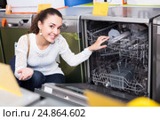 Girl selecting modern dishwasher. Стоковое фото, фотограф Яков Филимонов / Фотобанк Лори