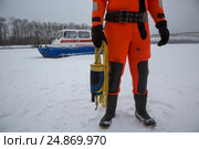 Водолаз-спасатель патрулирует акваторию Москва реки в зимнее время года, Россия (2017 год). Редакционное фото, фотограф Николай Винокуров / Фотобанк Лори