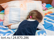 Пятилетняя девочка плачет уткнувшись лицом в подушку. Стоковое фото, фотограф Иванов Алексей / Фотобанк Лори