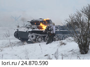 Подбитый немецкий танк PzKpfw II Ausf D и убегающий немецкий солдат. Фрагмент реконструкции боев Великой Отечественной войны. Операция "Январский гром" - освобождение Ленинграда. Ленинградская область (2017 год). Редакционное фото, фотограф Виктор Карасев / Фотобанк Лори