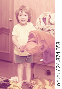 Baby girl chooses dress. Стоковое фото, фотограф Яков Филимонов / Фотобанк Лори