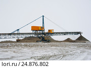 Добыча медной руды. Конвейерный мост. Отвалообразователь. Зима. Spreader. Conveyor belt with an ore. Стоковое фото, фотограф Юлия Врублевская / Фотобанк Лори