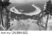 Зимний пейзаж. Вид сверху на реку в черно-белом. Манская петля, Красноярск, Россия. Редакционное фото, фотограф Владимир Пойлов / Фотобанк Лори