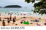 Some unidentified people are relaxing on Nai Harn Beach during sunny day in Phuket (2017 год). Редакционное фото, фотограф Chere / Фотобанк Лори