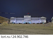Большие сугробы снега на фоне Законодательного Собрания Санкт-Петербурга ночью. Санкт-Петербург (2016 год). Редакционное фото, фотограф Максим Мицун / Фотобанк Лори