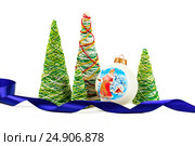 Creative decorative New Year tree of handwork from threads. Стоковое фото, фотограф Artem Sobov / Фотобанк Лори