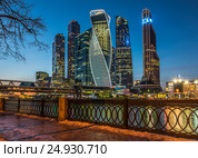 Деловой центр "Москва-Сити" в вечерних сумерках (2016 год). Редакционное фото, фотограф Николай Сачков / Фотобанк Лори