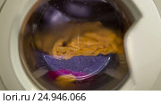 Washing machine washes clothes. Стоковое видео, видеограф Илья Шаматура / Фотобанк Лори