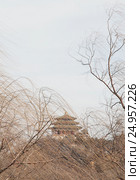 Вид на Угольную горку из парка Бэйхай (Beihai) в Пекине (2016 год). Стоковое фото, фотограф Vladislav Osipov / Фотобанк Лори