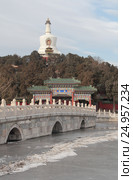Дворцовый парк Бэйхай (Beihai) в Пекине зимой (2016 год). Стоковое фото, фотограф Vladislav Osipov / Фотобанк Лори