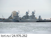 Противолодочных корабли Балтийского военного флота на зимней стоянке пасмурным январским днем. Кронштадт (2017 год). Редакционное фото, фотограф Виктор Карасев / Фотобанк Лори