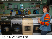 Продавец магазина "Газтехника" (2017 год). Редакционное фото, фотограф Акиньшин Владимир / Фотобанк Лори