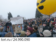 Санкт-Петербург. Встреча на Марсовом поле людей, протестующих против передачи Исаакиевского собора РПЦ. Мужчина с плакатом "Исаакий отдать - значит Питер предать!" (2017 год). Редакционное фото, фотограф Ольга Визави / Фотобанк Лори