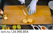 Chef Cuts Lemon And Toasted Bread on Board. Стоковое видео, видеограф Станислав Панкратов / Фотобанк Лори