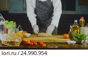 Chef Cuts Baguette. Стоковое видео, видеограф Станислав Панкратов / Фотобанк Лори