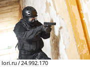 Anti-terrorist police soldier armed with pistol ready to attack. Стоковое фото, фотограф Дмитрий Калиновский / Фотобанк Лори
