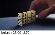 Closeup of a hand putting a domino. Dominoes falling. Nervous and failure. Стоковое видео, видеограф Сергей Кальсин / Фотобанк Лори