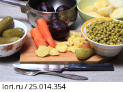 Кухня. Продукты для приготовление винегрета на столе. Стоковое фото, фотограф Яна Королёва / Фотобанк Лори