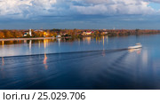 Ярославль, вид с моста на реку Волгу и Тверицы, вечер, осень (2016 год). Стоковое фото, фотограф Илья Бесхлебный / Фотобанк Лори