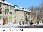 Приморский край, город Арсеньев, люди гуляют по улице Островского. Редакционное фото, фотограф Овчинникова Ирина / Фотобанк Лори